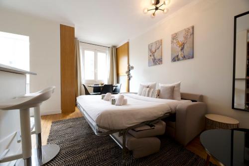 une chambre avec un grand lit dans une pièce dans l'établissement CIA - Champs Élysées Matignon, à Paris