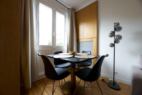 une salle à manger avec une table et des chaises et une fenêtre dans l'établissement CIA - Champs Élysées Matignon, à Paris