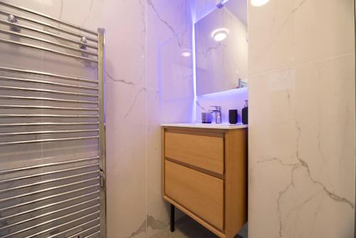 La salle de bains est pourvue d'un lavabo, d'une douche et d'un comptoir. dans l'établissement CIA - Champs Élysées Matignon, à Paris