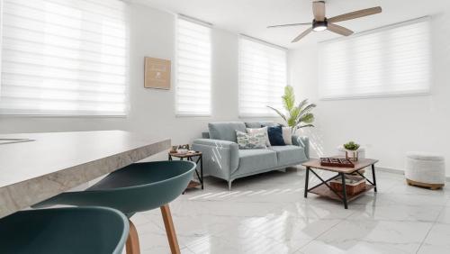 Χώρος καθιστικού στο Casa Angelica Apt 101 steps to Sandy Beach