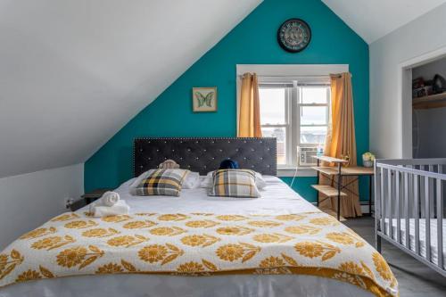 Ένα ή περισσότερα κρεβάτια σε δωμάτιο στο The Grand Retreat 9BR 4BA Near NYC and Airport