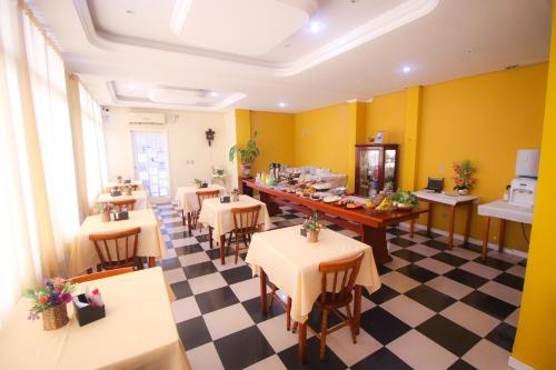 アララングアにあるPremier Palace Hotelの黄色の壁のレストラン