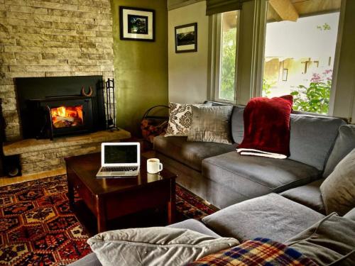 Un lugar para sentarse en Cutest Little Condo