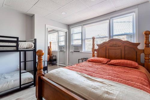 Ένα ή περισσότερα κρεβάτια σε δωμάτιο στο Updated 3BR 2BA Apartment Near NYC Airport