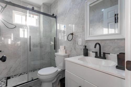 Bilik mandi di The Modern Retreat 4BR 2BA Near NYC and Airport