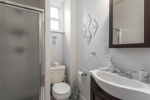 Ένα μπάνιο στο Charming 2BR 1BA Apartment Near NYC Airport