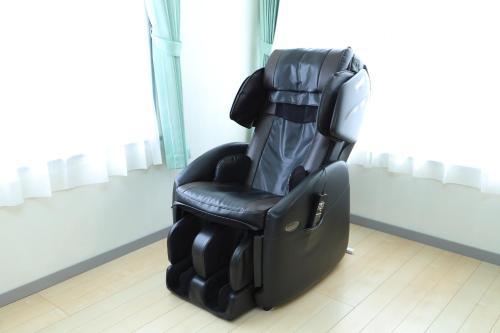 a black reclining chair sitting in a room at サザンコースト湘南 in Chigasaki