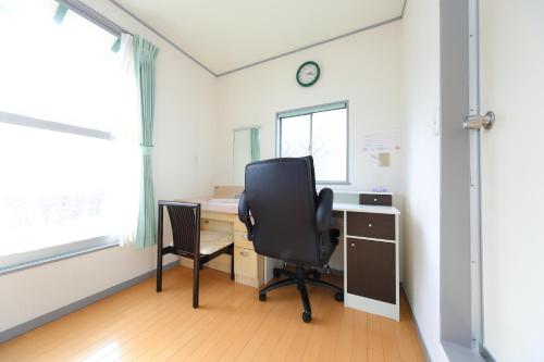 an office with a chair and a desk at サザンコースト湘南 in Chigasaki