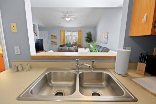 fregadero de cocina con vistas a la sala de estar en Spacious 4 Bed Great for Commuting Dogs Ok, en Columbia