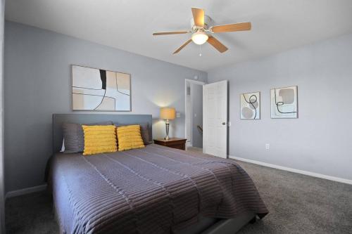 Un dormitorio con una cama y un ventilador de techo. en Spacious 4 Bed Great for Commuting Dogs Ok, en Columbia
