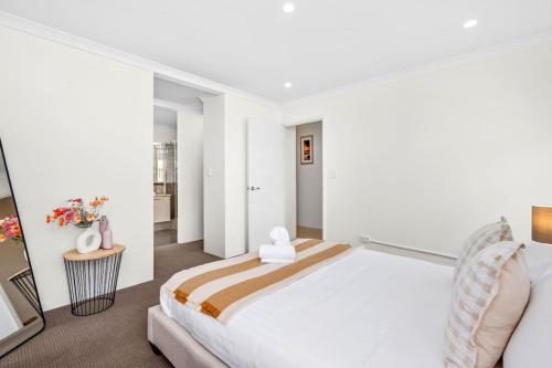 Una cama o camas en una habitación de Modern and Spacious in Alkimos