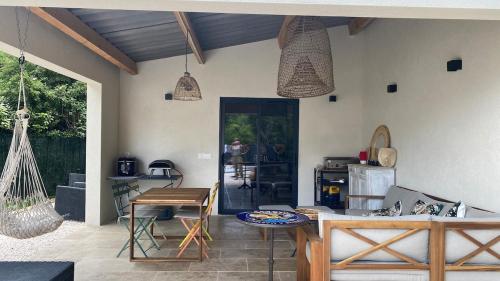 un patio avec une table et une cuisine avec une table dans l'établissement 3 bedroom villa with pool, à Aix-en-Provence