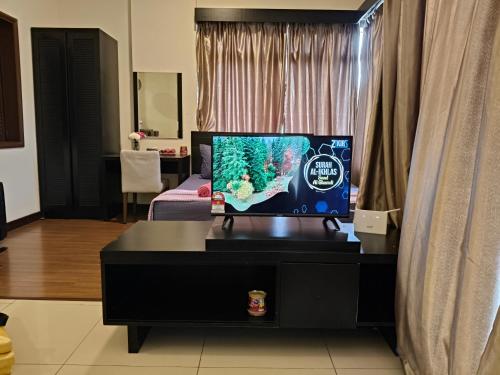 TV a/nebo společenská místnost v ubytování Homestay B-Lagoon Ayer Keroh by AlliEyka 2