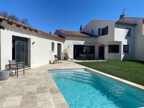 une piscine devant une maison dans l'établissement 3 bedroom villa with pool, à Aix-en-Provence