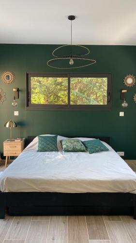 une chambre avec un grand lit avec un mur végétal dans l'établissement 3 bedroom villa with pool, à Aix-en-Provence