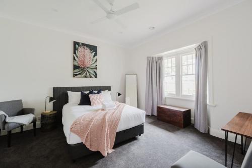 YarravilleにあるNavi Home, stay like localsのベッドと椅子と窓のある寝室
