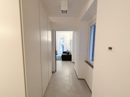 a hallway with white walls and a window at Mare Calmo 2 in Manarola