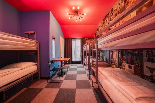 Кровать или кровати в номере St Christopher's Inn Amsterdam - The Winston