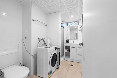 Ένα μπάνιο στο The Tropical - Pet Friendly 2BR Escape Near Beach & Tram with Parking