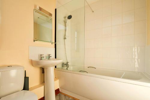 a bathroom with a sink and a tub and a toilet at Finest Retreats - Walton Maisonette in Onibury