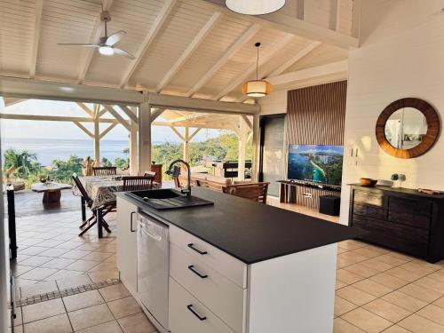 Villa Franco - Plage de Leroux à 600m - Vue mer exceptionnelleにあるキッチンまたは簡易キッチン