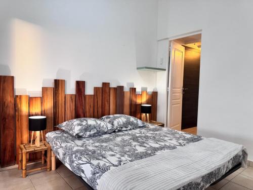Villa Franco - Plage de Leroux à 600m - Vue mer exceptionnelleにあるベッド