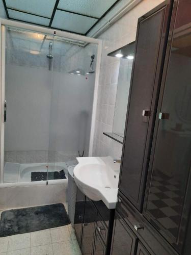 une salle de bain avec une douche, un lavabo et une baignoire dans l'établissement La Tanatte de Wimereux, maison sur la côte d'opale, à Wimereux