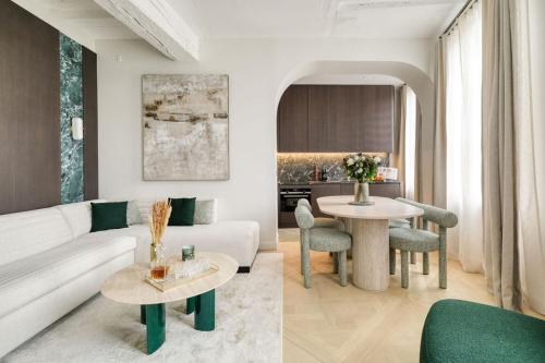 un salon avec un canapé et une table dans l'établissement Oniri - Serviced Apartments Notre Dame - Quai des Grands Augustins, à Paris