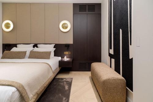 une chambre avec un grand lit et un canapé dans l'établissement Oniri - Serviced Apartments Notre Dame - Quai des Grands Augustins, à Paris