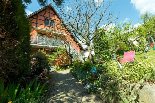 a house with a garden in front of it at Chambre du Vigneron - Domaine Léon BLEESZ in Reichsfeld