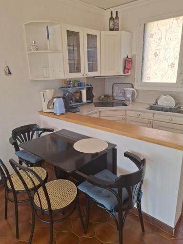 Kuchyň nebo kuchyňský kout v ubytování T2 belle terrasse avec vue sur mer