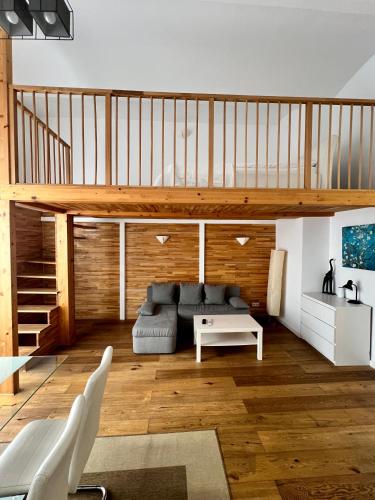 duży salon z kanapą i stołem w obiekcie REMA Apartments 1080 w Wiedniu