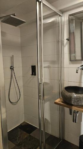 Ένα μπάνιο στο Quentin Golden Bear Hotel