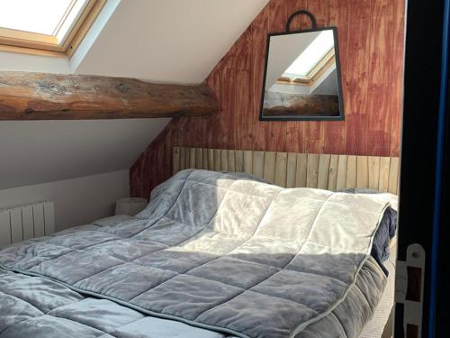 une chambre avec un lit avec un miroir au mur dans l'établissement Les apparts, à Sainte-Adresse