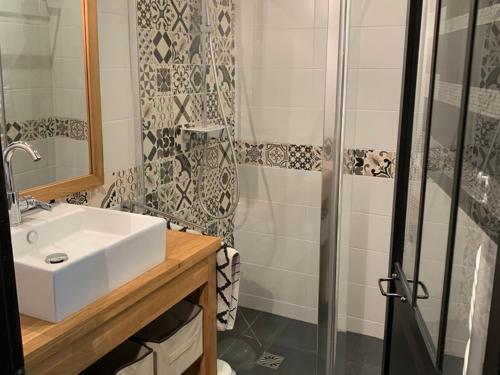 une salle de bain avec un lavabo et une douche dans l'établissement Les apparts, à Sainte-Adresse