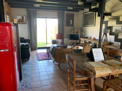 une cuisine et une salle à manger avec une table et des chaises dans l'établissement Les apparts, à Sainte-Adresse