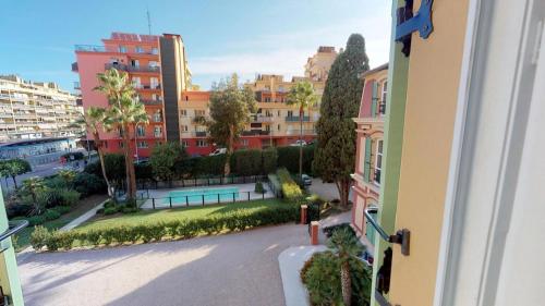 - une vue depuis le balcon d'un immeuble avec piscine dans l'établissement Superb 50m2 condominium apartment with swimming pool, à Menton