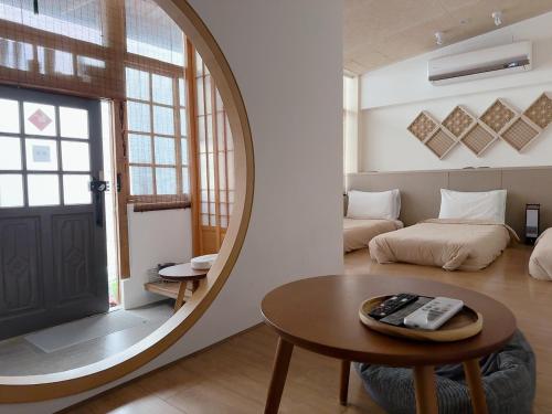 a living room with a round mirror and a table at 錦小路平屋包棟民宿 Nishikikoji inn -寵物友善-國旅卡特約 - Switch- NETFLIX- 台南市民宿586號 in Tainan