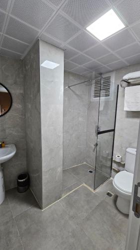 Bilik mandi di Sever Hotel