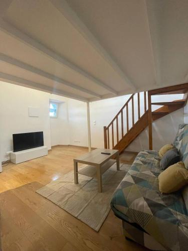 - un salon avec un lit, un canapé et une télévision dans l'établissement Appartement Très Cosy, En Plein Centre-Ville, Proximité Plage, NICE CENTRE, à Nice