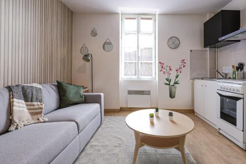 un salon avec un canapé et une table dans l'établissement Le havre de paix Tolosan, à Toulouse