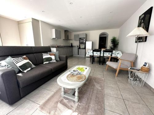 un salon avec un canapé et une table dans l'établissement La Casa de Clément, à Néant-sur-Yvel