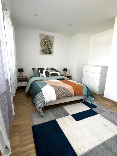 une chambre avec un lit et un tapis dans l'établissement La Casa de Clément, à Néant-sur-Yvel