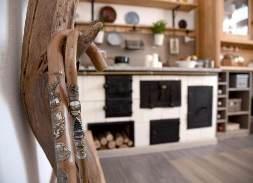 a wooden rail in a room with a kitchen at Gästehaus Wagner in Chemnitz