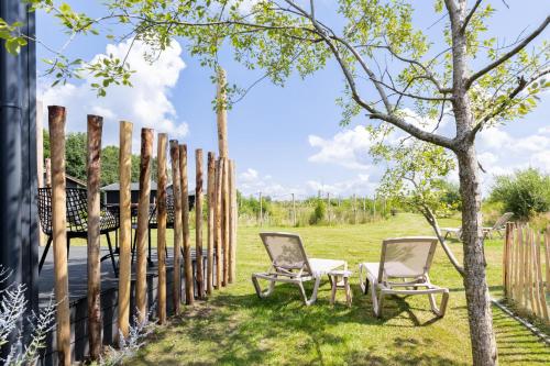 Κήπος έξω από το Tiny House met vlonder | 2 personen - Vakantiepark De Kremmer