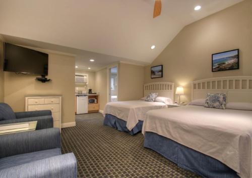 une chambre d'hôtel avec deux lits et un canapé dans l'établissement Sea Chambers, à Ogunquit