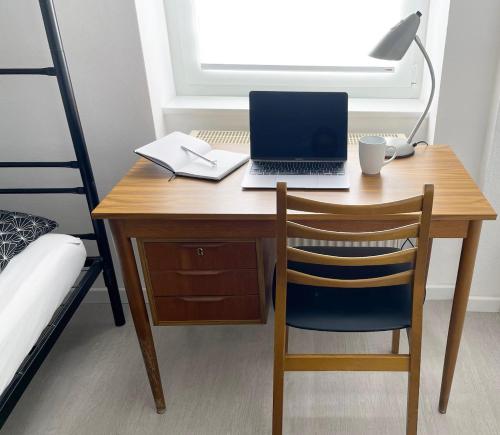 Televisyen dan/atau pusat hiburan di BAUHAUS Design-Luxus Apartment, 20er Jahre Stil, Garten