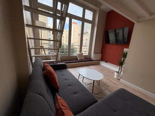 un salon avec un canapé et une table dans l'établissement L'Atlas de la Comédie, à Montpellier