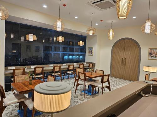 a restaurant with tables and chairs and a bar at Snooze House Kalyan Bhiwandi in Bhiwandi