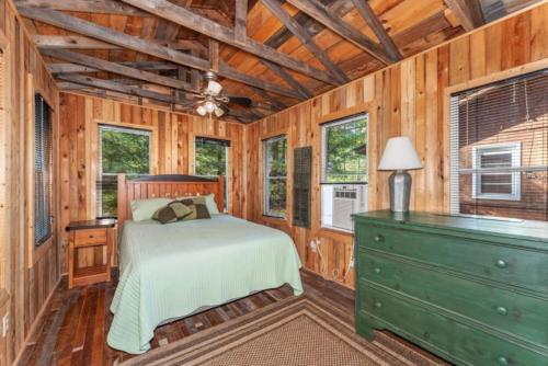 Una cama o camas en una habitación de Clover Pines